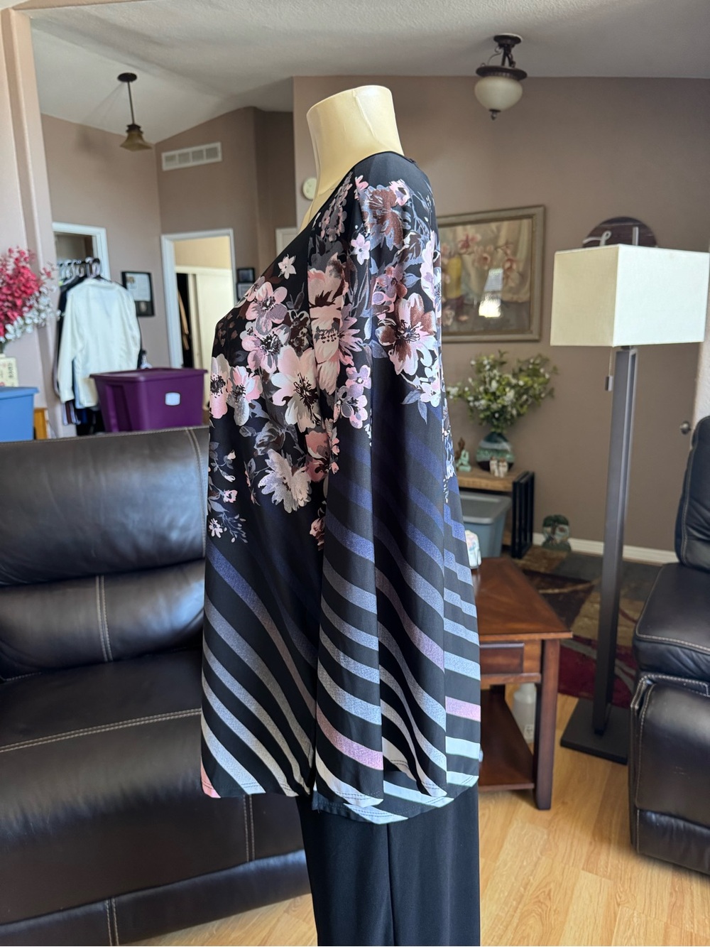 Avenue black floral keyhole knit blouse with long sleeves-size 18/20 - Picture 7 of 9